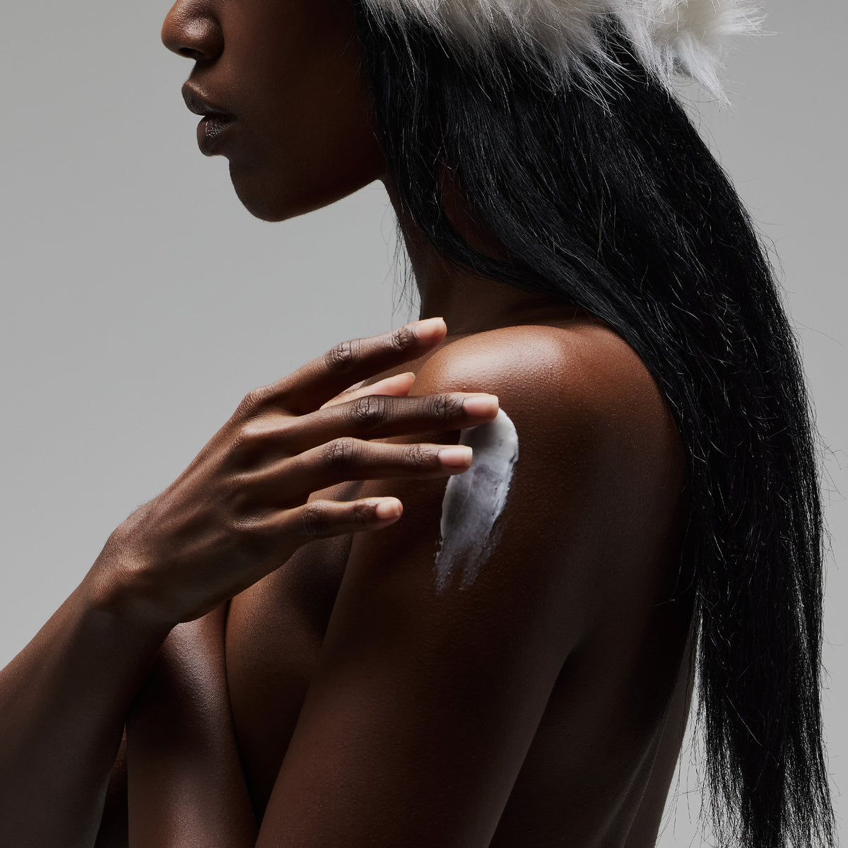 Après Ski Body Butter on shoulder Skin of model on a gray background LALICIOUS
